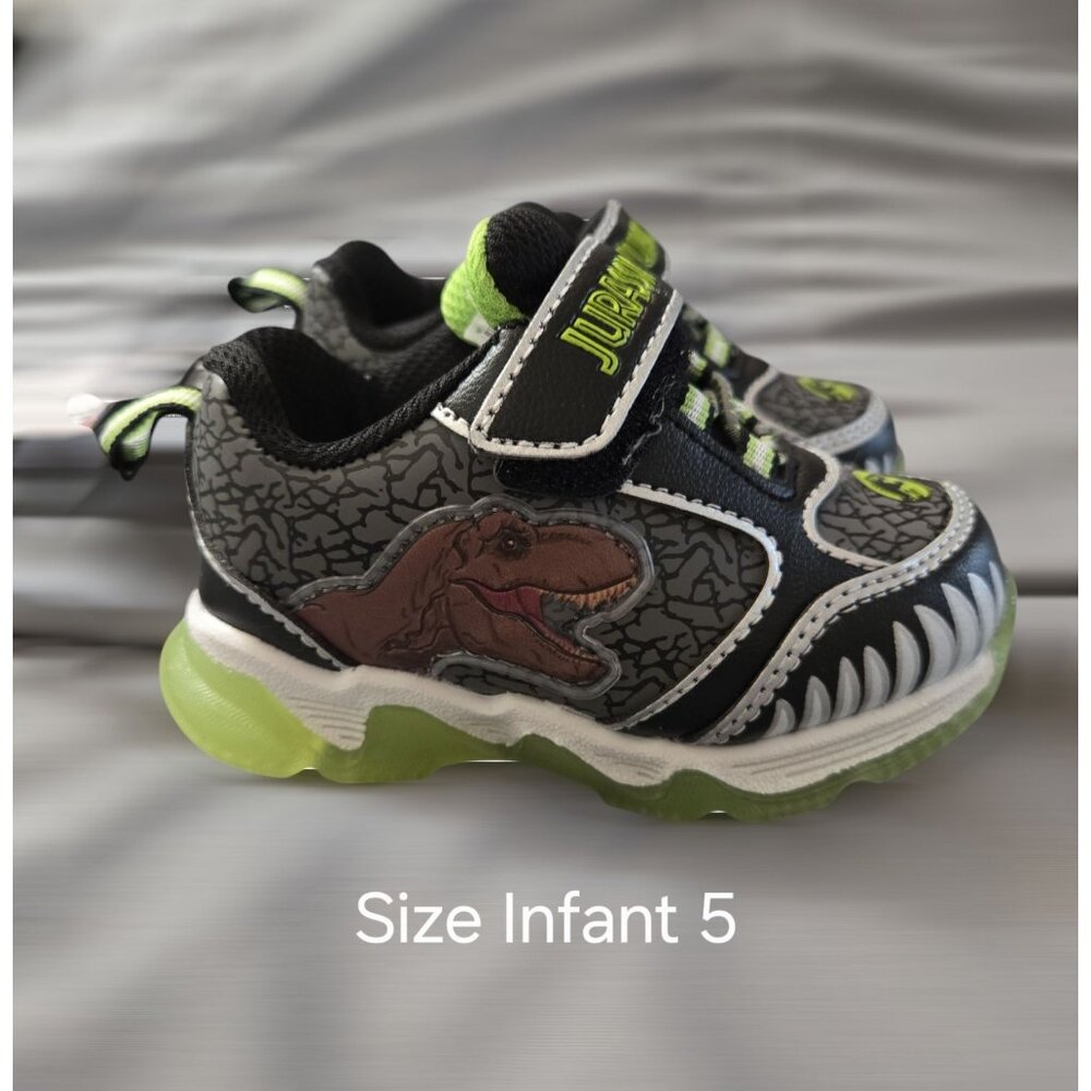 NWT Jurassic World Infant Boys Athletic Light-up Sneakers Size 5 Dinosaur